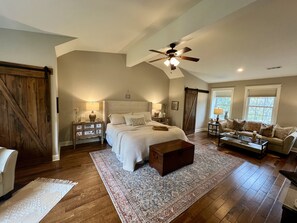 6 habitaciones, tabla de planchar con plancha y cuna de viaje 