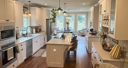Contemporary Country Charm! Minutes from Franklin, Cool Springs & Nashville!