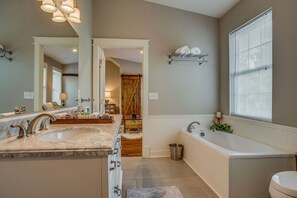 Combined shower/bathtub, jetted bath, hair dryer, towels