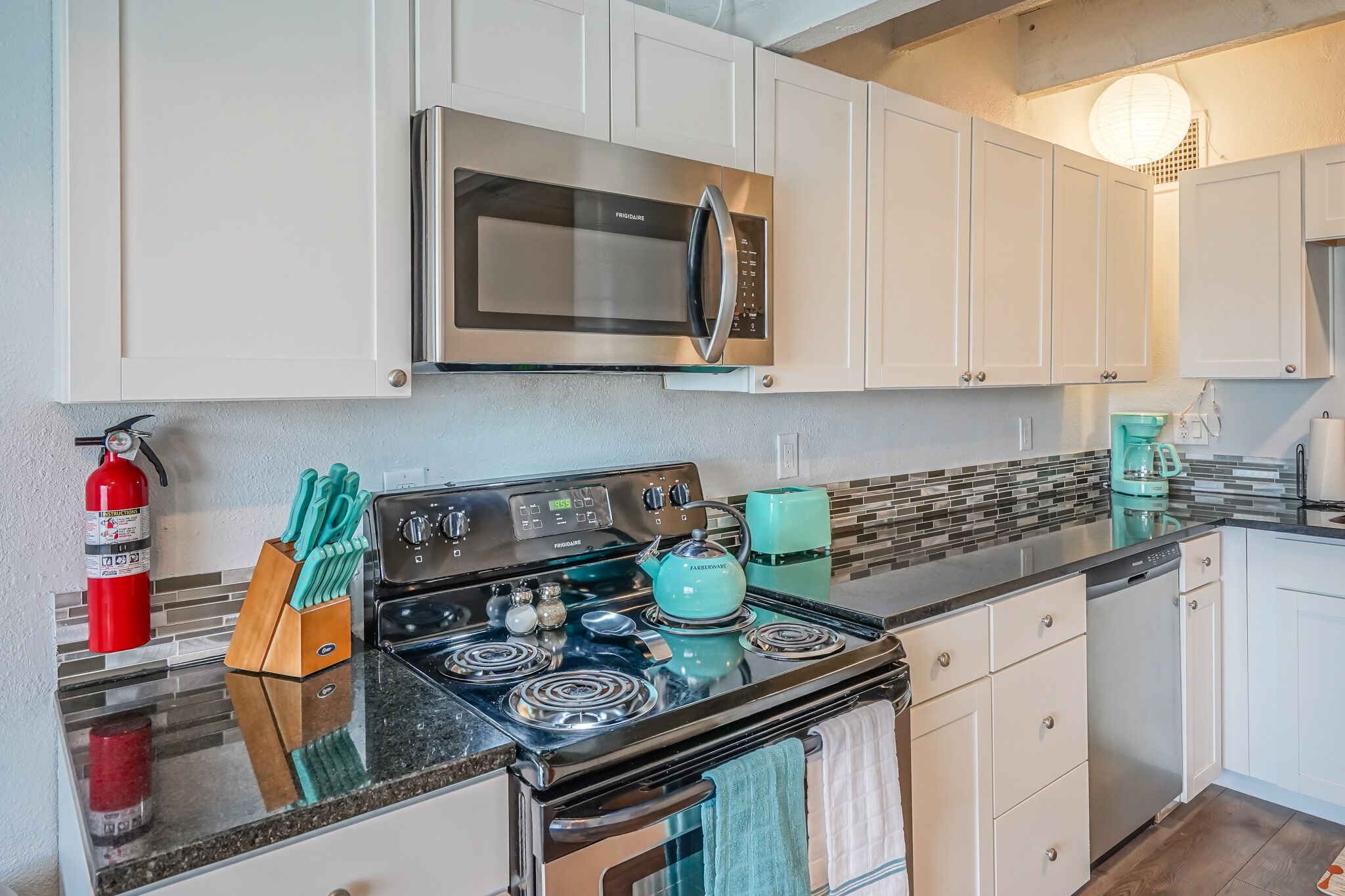 Een koelkast, een magnetron, een oven, een kookplaat