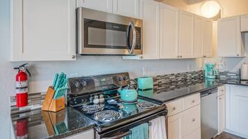 Een koelkast, een magnetron, een oven, een kookplaat