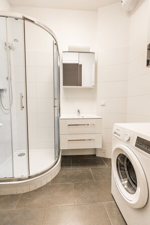 Hair dryer, towels, soap, shampoo - Flarent Apartments HG 8A (Hernals)