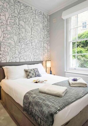 1 slaapkamer, een bureau, een strijkplank/strijkijzer, internet