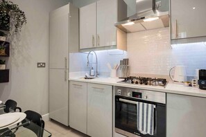 Fridge, oven, stovetop, dishwasher