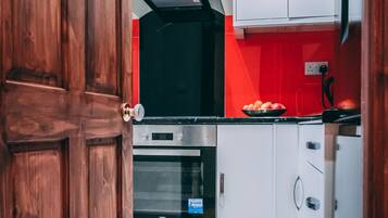 Kylskåp, mikrovågsugn, ugn och spishäll
