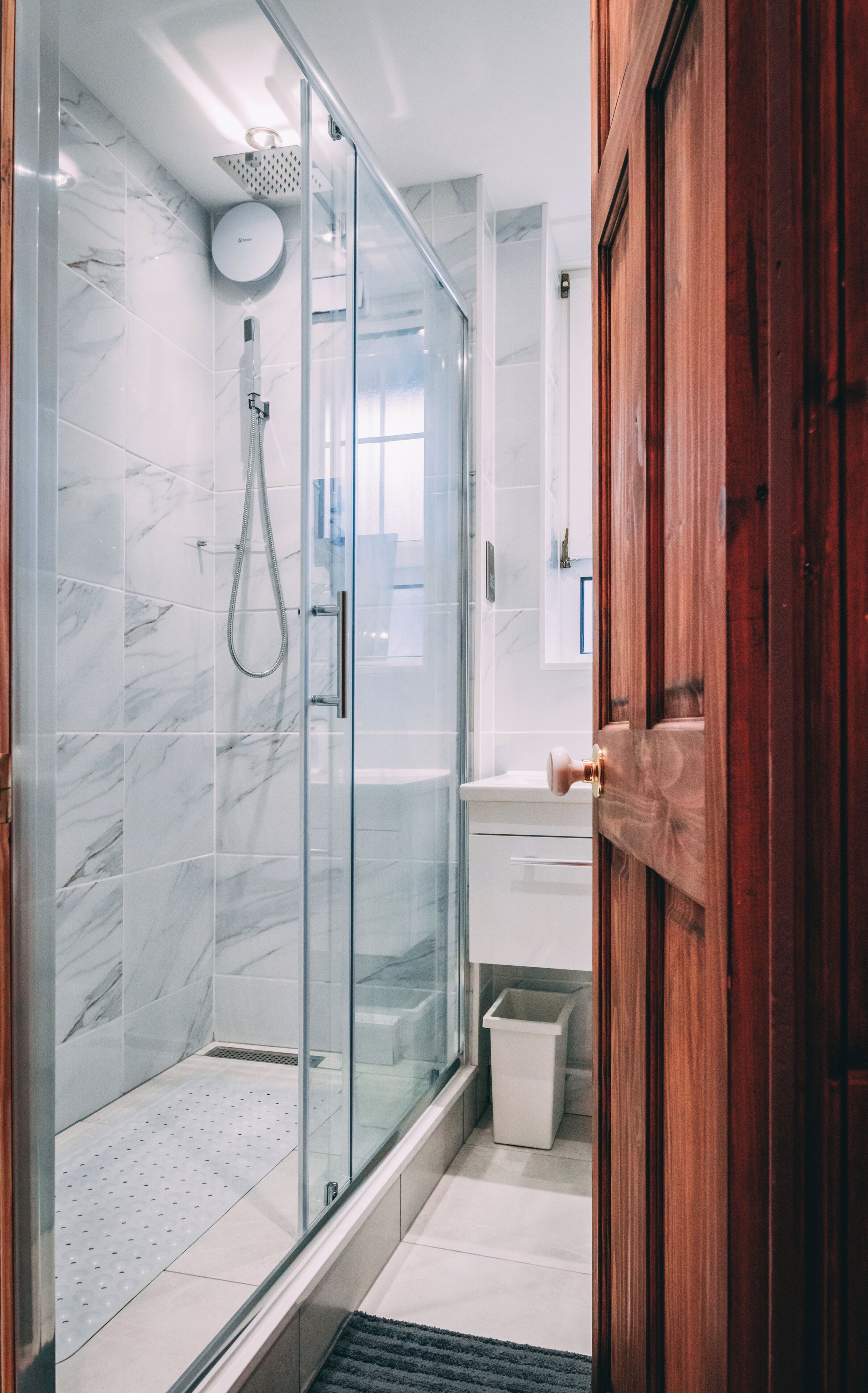 Douche, séchoir à cheveux, serviettes fournies, savon