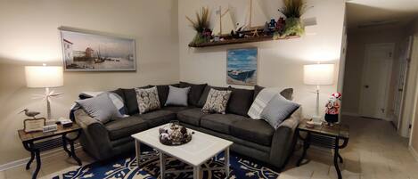 Smart TV, caminetto, libri, impianto stereo