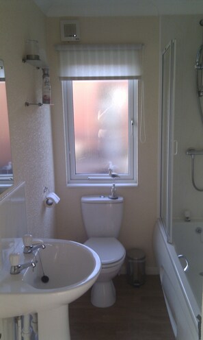 Combined shower/bathtub, hair dryer, towels