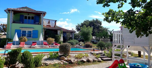 حمّام سباحة خارجي