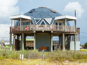 A dome-shaped building with a balcony and a covered area. - Beachfront Home with Beautiful Views (Galveston)
