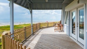 Eine Holterrasse mit Blick auf Strand und Meer.