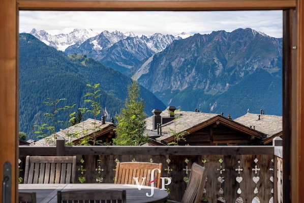 Outdoor dining - Beautiful chalet in the center of Verbier, in 5 minutes of the central place. Big south balcony and (Verbier)