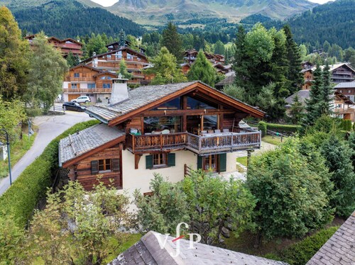 Beautiful chalet in the center of Verbier, in 5 minutes of the central place. Big south balcony and