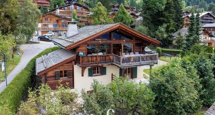 Beautiful chalet in the center of Verbier, in 5 minutes of the central place. Big south balcony and