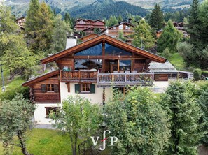 Exterior - Beautiful chalet in the center of Verbier, in 5 minutes of the central place. Big south balcony and (Verbier)