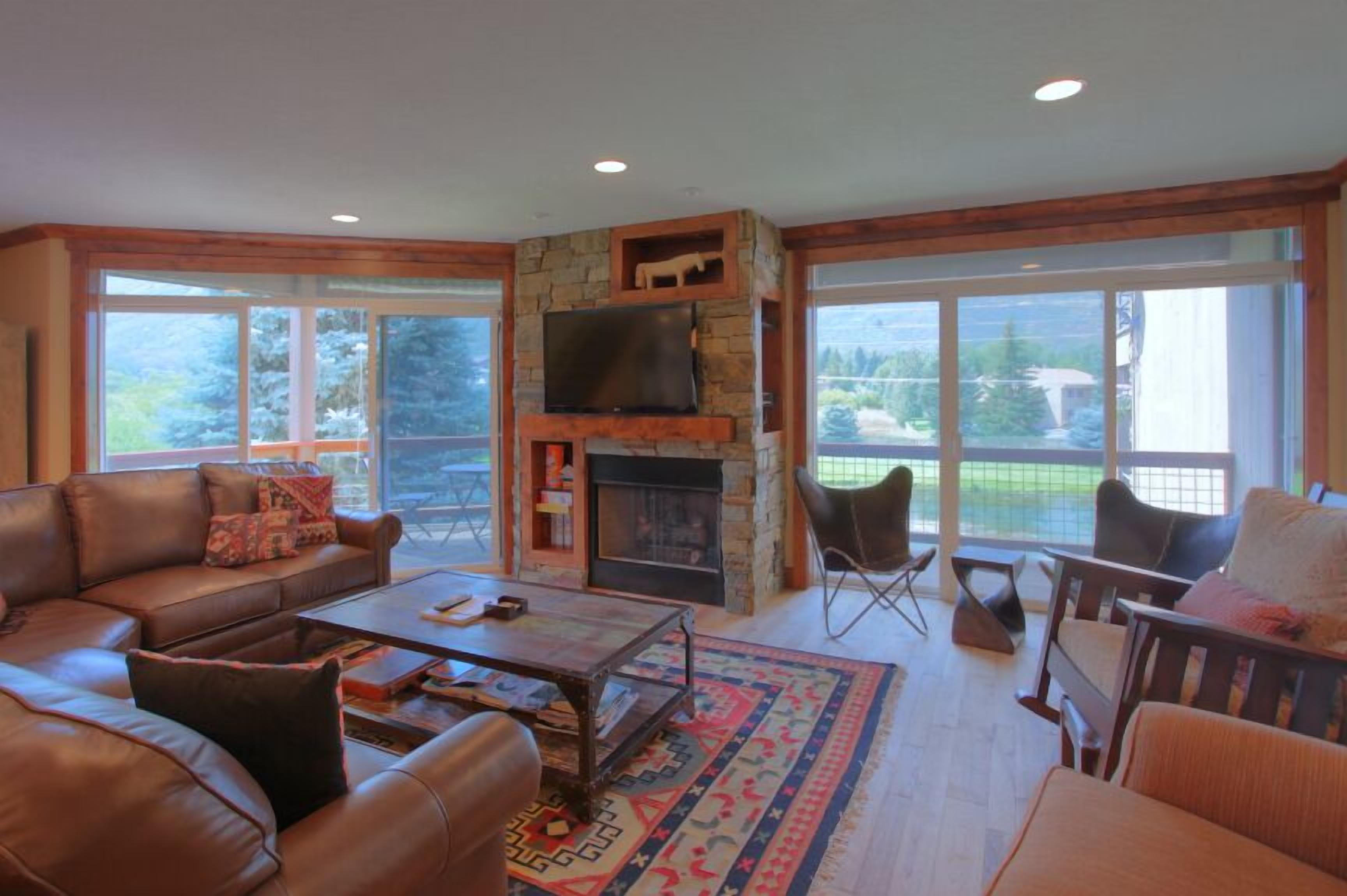 5 Bedroom Luxurious Condo with Ski Slope Views. Great Location