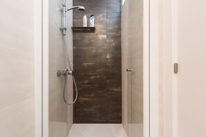 Combined shower/bathtub, hair dryer, towels, soap - Discover La Garita: no tourist, native beaches (telde)