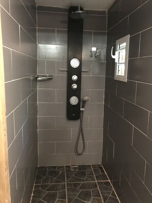 Dusche, Handtücher, Toilettenpapier