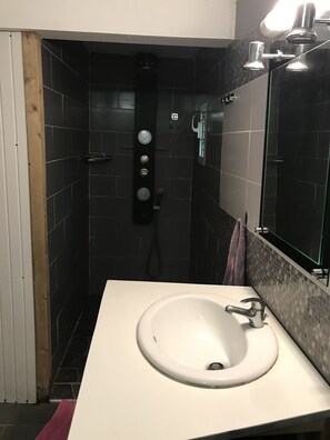Douche, serviettes fournies, papier toilette
