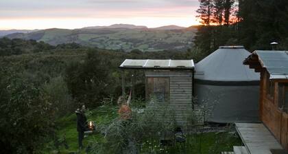 Luxuriöse Jurten in einem netzunabhängigen Öko-Retreat-Center in atemberaubender Berglage