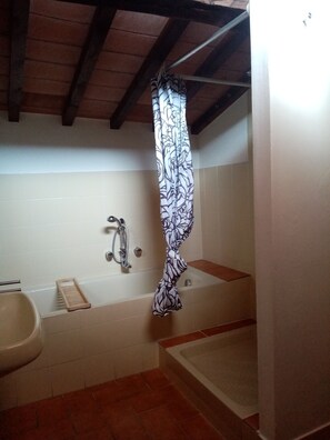 Badewanne, Haartrockner, Bidet, Handtücher