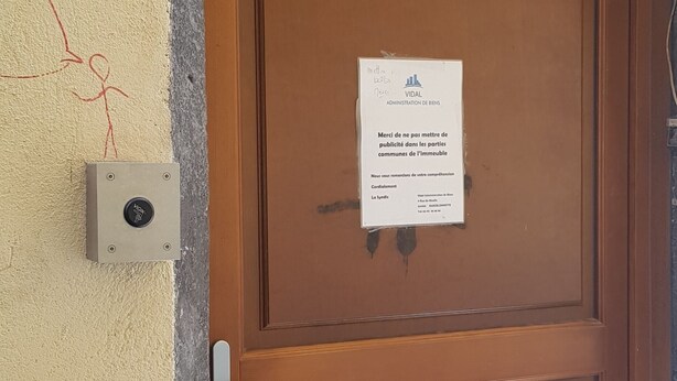 A wooden door with a sign indicating it is a public bathroom. - Studio in the city center (Barcelonnette)