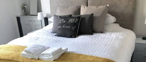 3 bedrooms, desk, iron/ironing board, travel cot