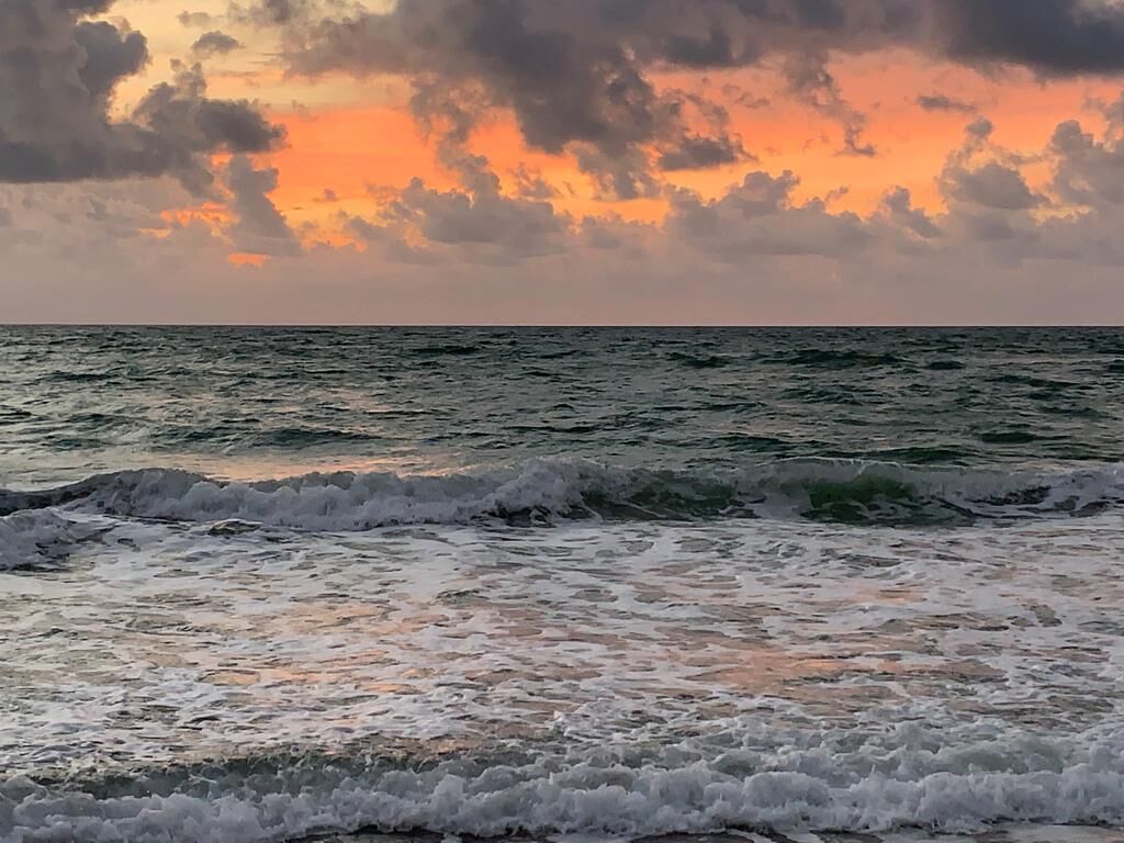 Nära stranden, solstolar och strandhanddukar