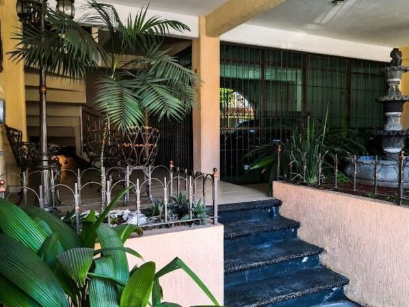 المنطقة المحيطة بالمنشأة