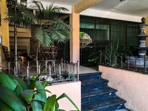 Central and comfortable by orchid cave