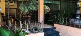 Central and comfortable by orchid cave