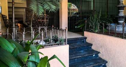 Central and comfortable by orchid cave