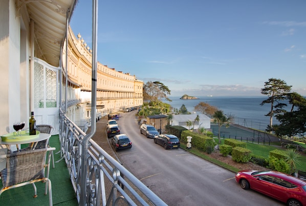 Outdoor dining - ***SLEEPING IN STYLE BY THE SEA***Luxury Beachfront apartment (Torbay)