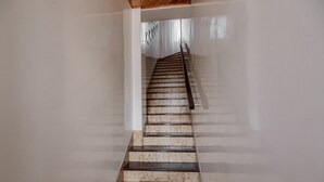 A staircase with a handrail, a doormat with "BIENVENIDOS" text, and a wall with a window in the background. - Large close to Downtown appartment (Ushuaia)