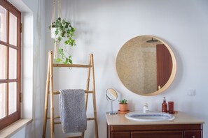 Sèche-cheveux, serviettes fournies