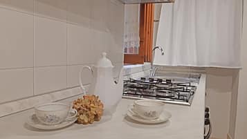 KĂŒhlschrank, Mikrowelle, Ofen, Herdplatte