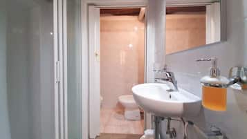 Kostenlose Toilettenartikel, Haartrockner, HandtĂŒcher
