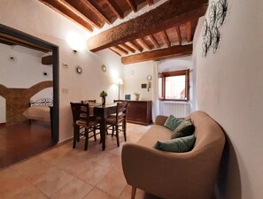 Interior - San Gimignano Apartments Vernaccia  free Netflix (SAN GIMIGNANO)