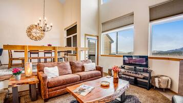 Televisión, chimenea, reproductor de DVD y estéreo