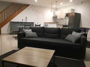 TV, DVD player, foosball, books - House f3 bis, whole, near downtown in the heart of the bay of Mt Saint Michel (Avranches)