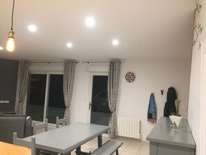 Dining - House f3 bis, whole, near downtown in the heart of the bay of Mt Saint Michel (Avranches)