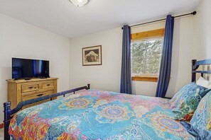 2 bedrooms, iron/ironing board, free Internet, bed sheets