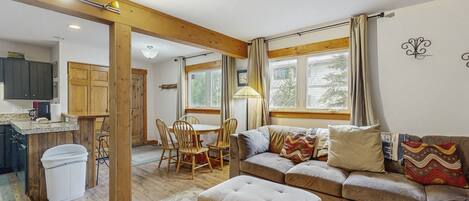 Fernseher, Kamin, DVD-Player, Bücher