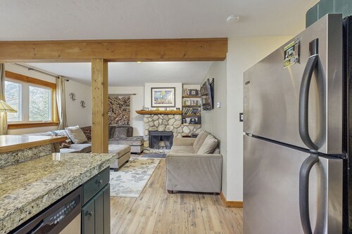 Viihtyisä kodikas puu / takka, lähellä kaupunkia - vuoristomaisemat!