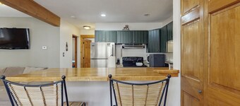 Cozy home w/ wood fireplace, near town - mountain views