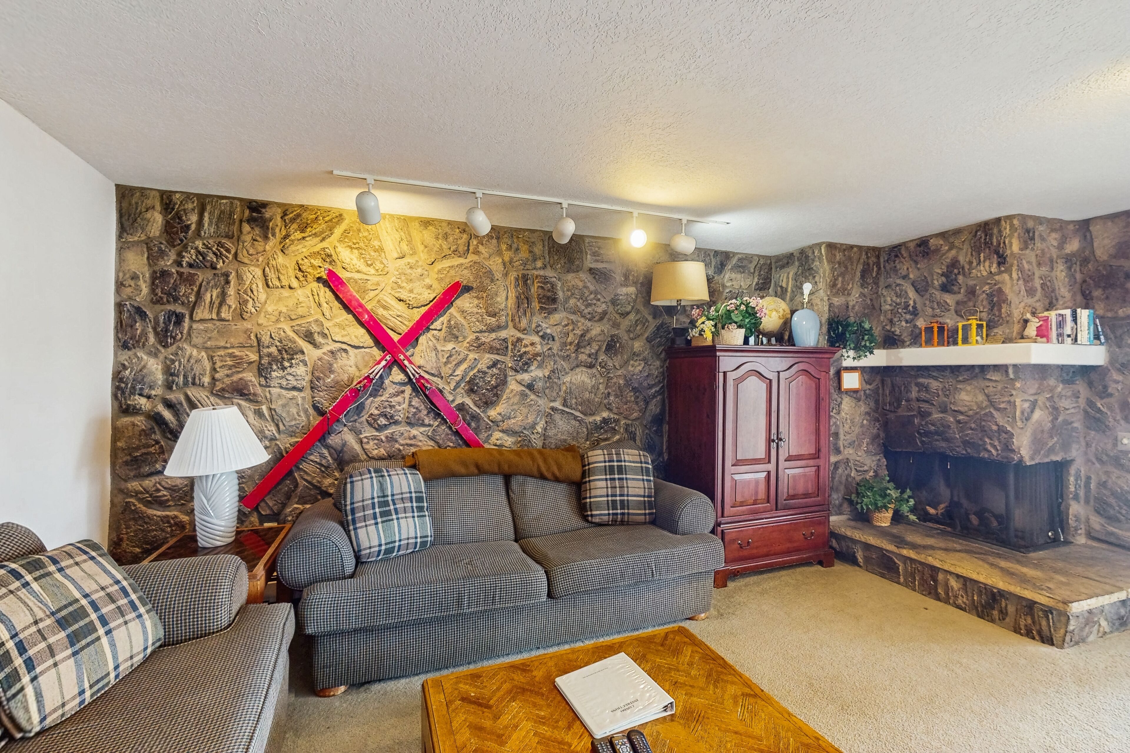 TV, peis, DVD-spiller og bøker