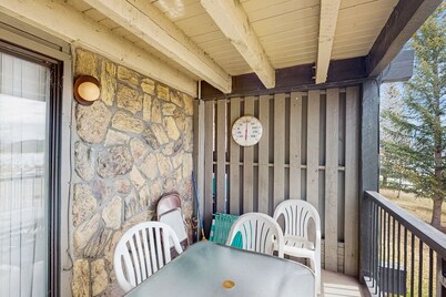 Mountain & lake views from this Lake Cliffe condo - clubhouse access