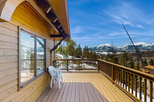 Fantastic home w/ view of Gore Range, two large decks, & walkable location