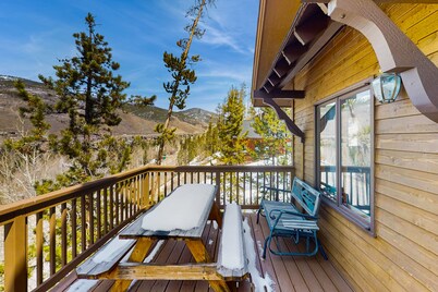 Casa amigable para perros con vista de Gore Range, dos terrazas grandes y ubicación para caminar.