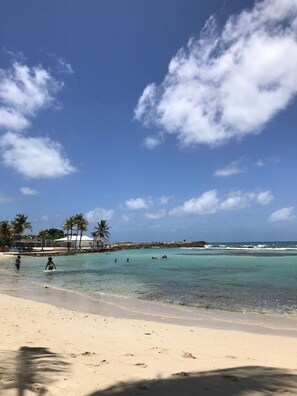 In Strandnähe, Liegestühle, Strandtücher